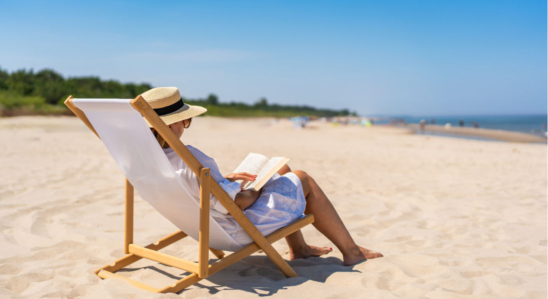 Meilleure plage cote est americaine Femme en train de lire dans une chaise longue sur la plage