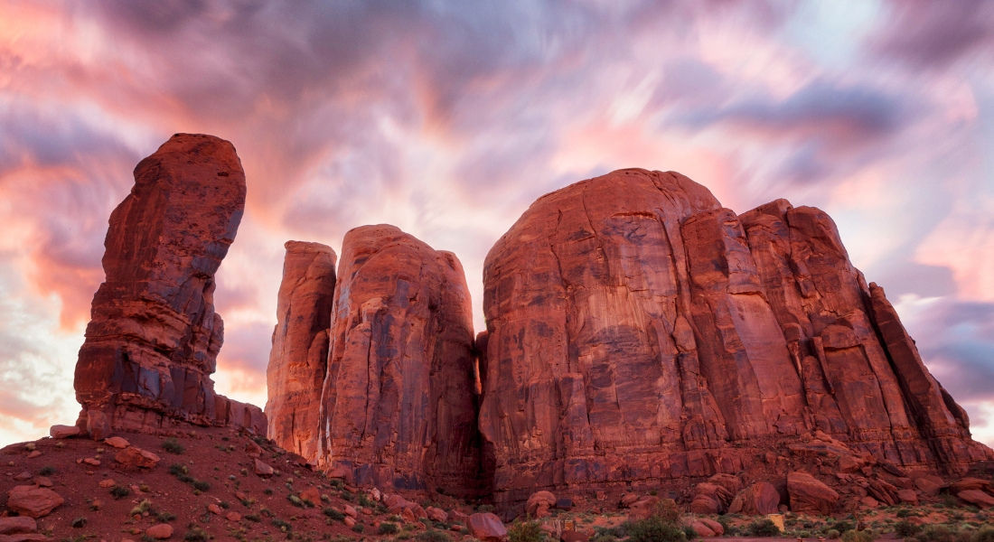Road trip d'une semaine dans l'Ouest américain Vue sur Camel Butte et Thumb View à Monument Valley au coucher du soleil
