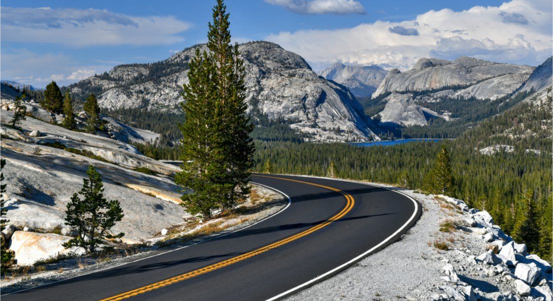 @Felix Lipov - shutterstock_1865517859 View of the Tioga Road which traverses Yosemite from east to west