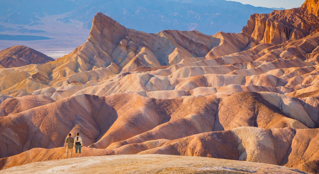 Death Valley National Park Couple admirant les paysages de la Vallée de la Mort
