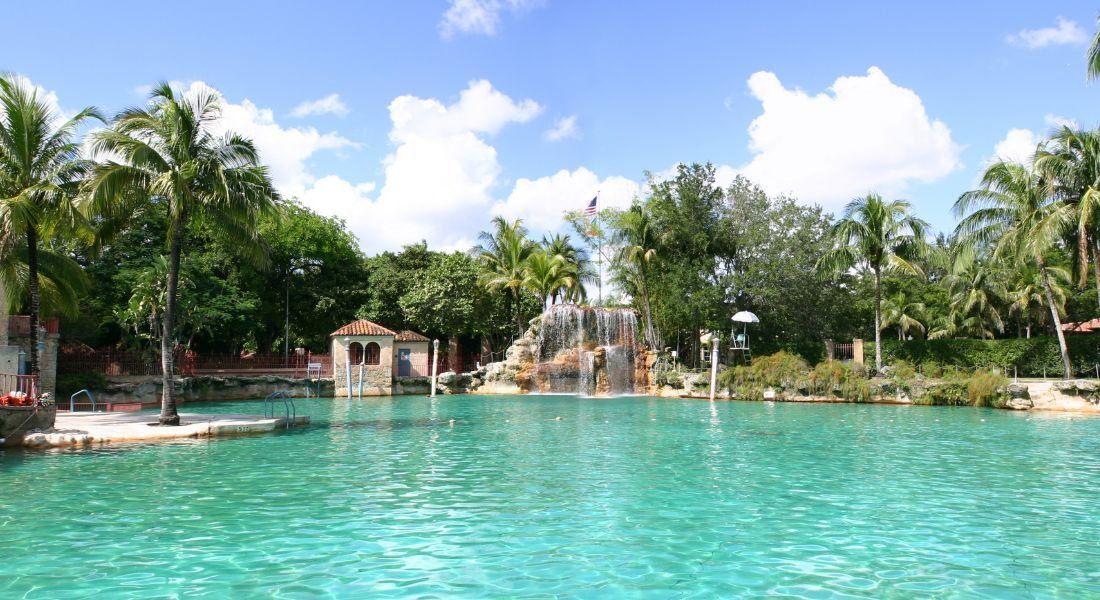 @Ivan Sgualdini-shutterstock_34782493 La piscine Venetian Pool de Miami avec ses palmiers et son archictecture d'influence espagnole