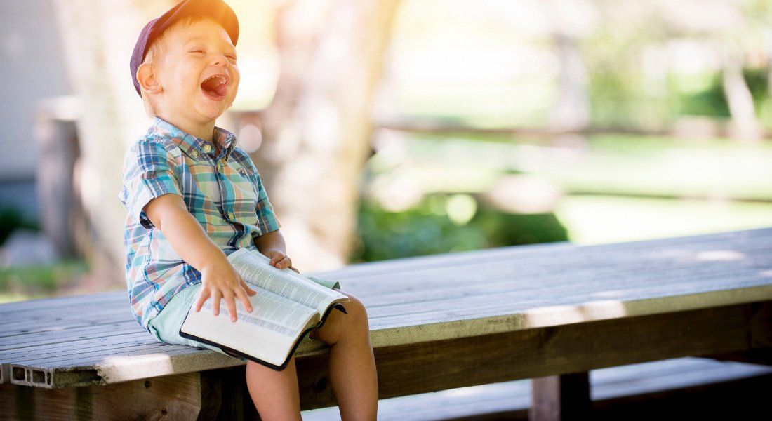 Livres de lecture ou de jeux conçus pour les enfants Jeune enfant avec un livre