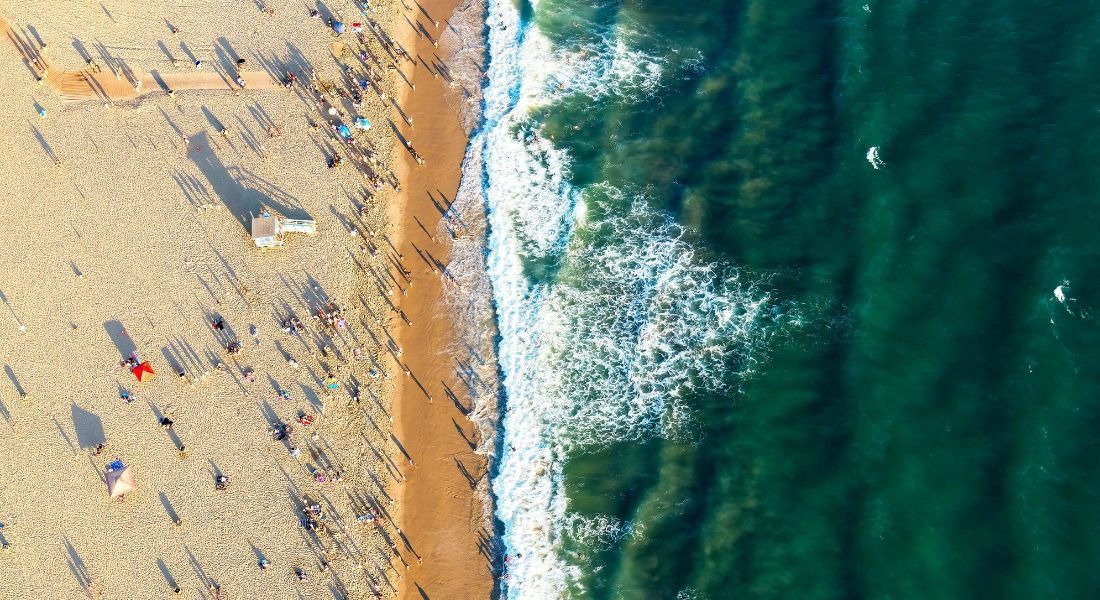 Vue aérienne Santa Monica Beach Vue aérienne de Santa Monica Beach avec la plage à gauche et l'océan à droite