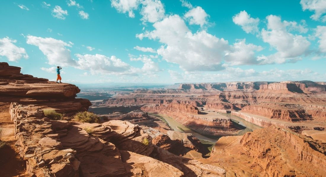 Visiter Dead Horse Point State Park Randonneur en haut de la mesa à Dead Horse Point